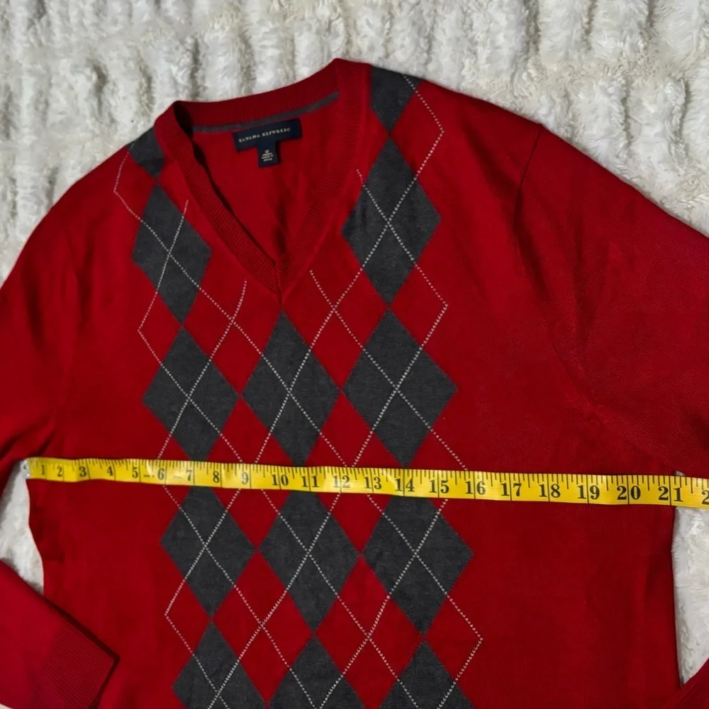 BANANA REPUBLIC Men’s Red and Gray Argyle V-Neck Sweater